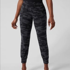 Salutation Camo Joggers (XS)
